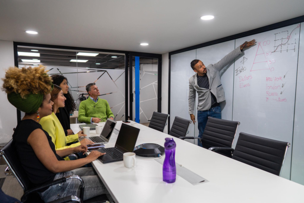 Consulting staff in a meeting with the manager to find how to get more clients in How to get your first digital marketing client